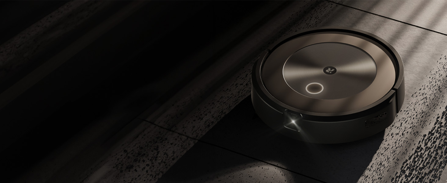 iRobot Roomba j9 odkurza podłogę w salonie