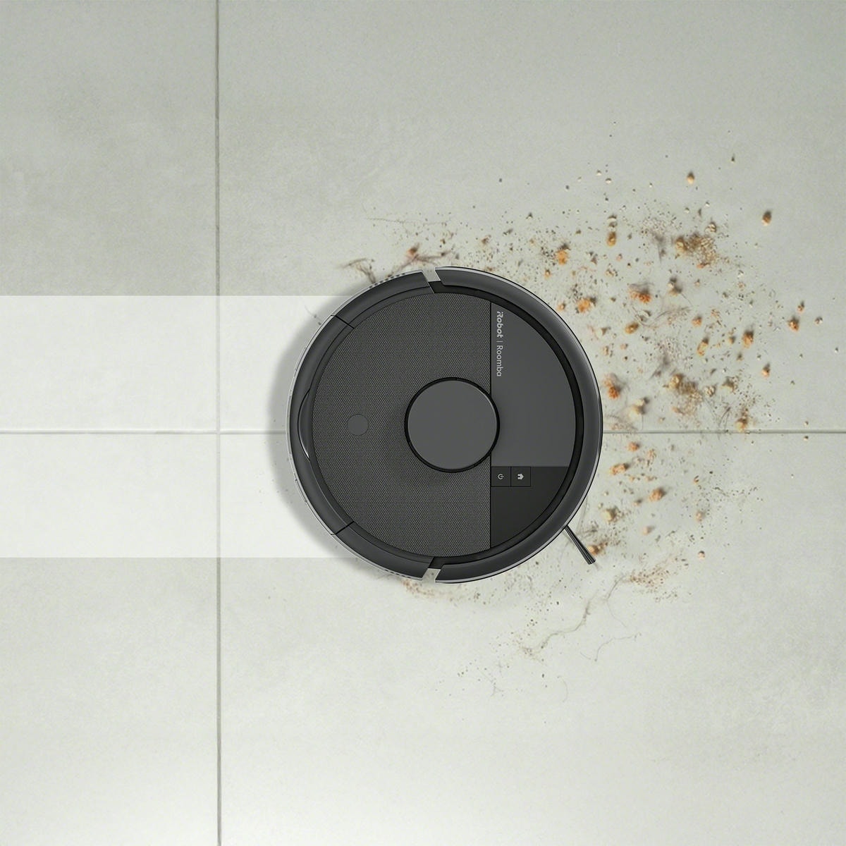 Roomba Mini Combo sprząta w wyznaczonym miejscu na kafelkach, mopując zaschnięte plamy