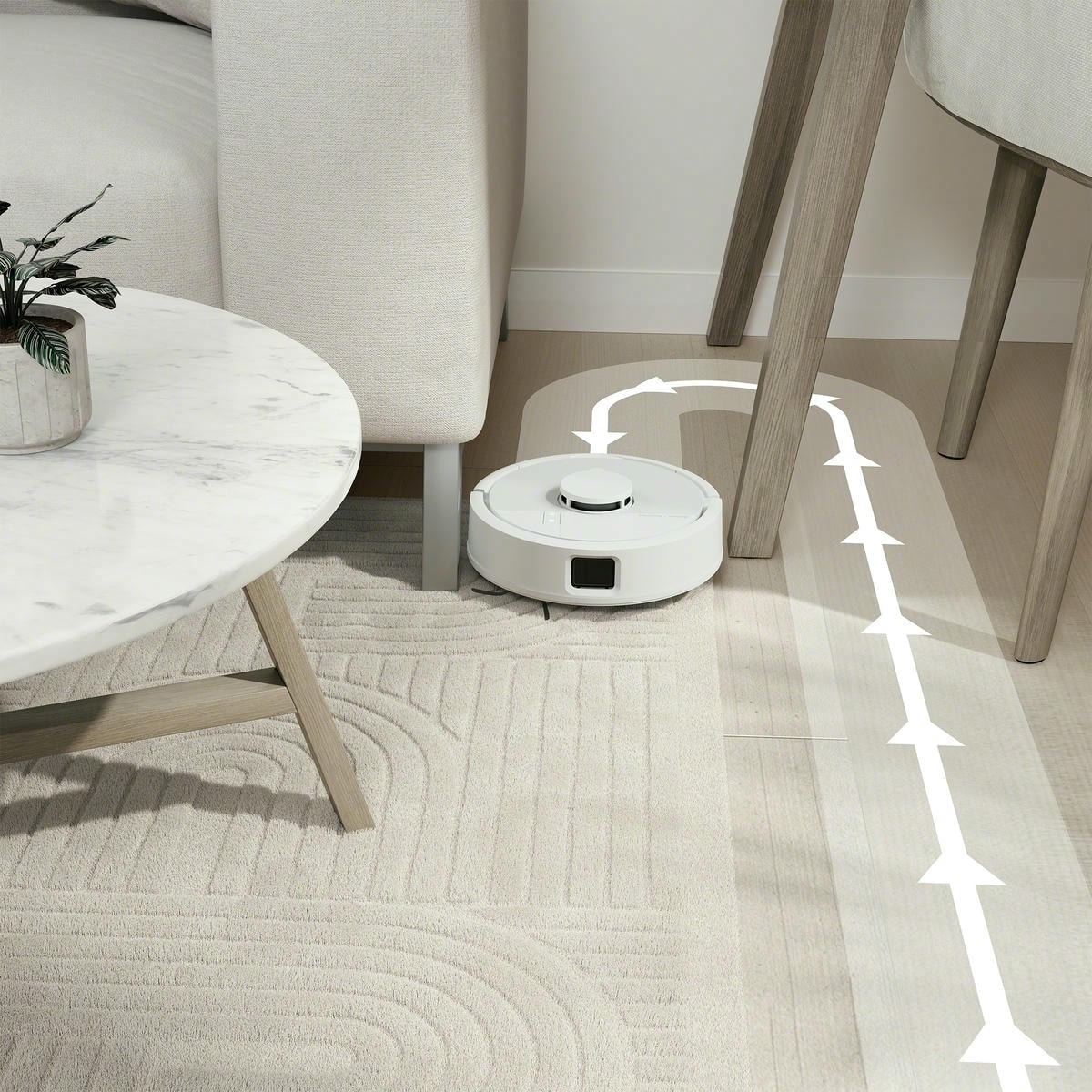 Roomba Mini sprząta w równych liniach w salonie obok sofy i biurka z krzesłem