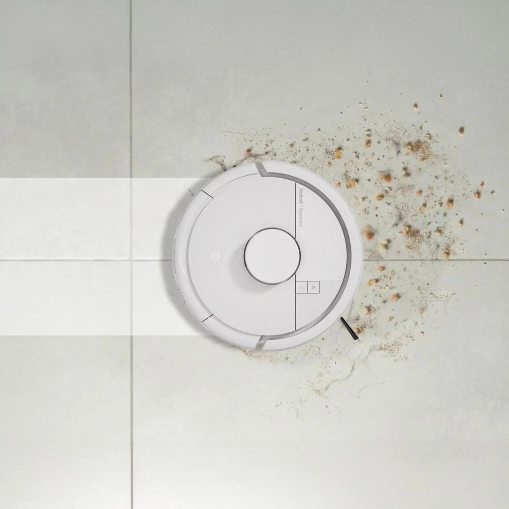 Roomba Mini Combo sprząta w wyznaczonym miejscu na kafelkach, mopując zaschnięte plamy
