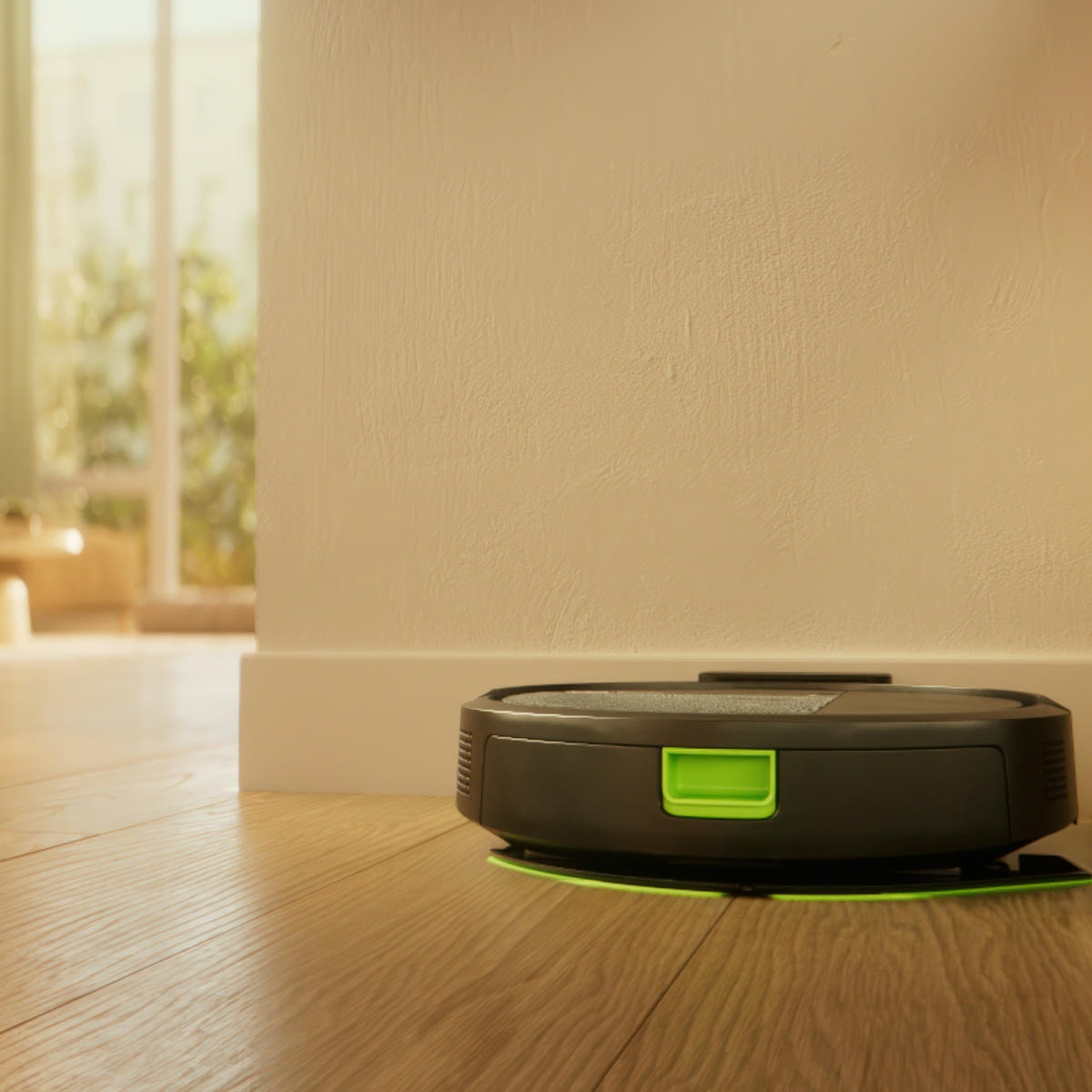 Roomba 115 Combo ładuje się w&nbsp;stacji dokującej na twardej podłodze w&nbsp;przedpokoju