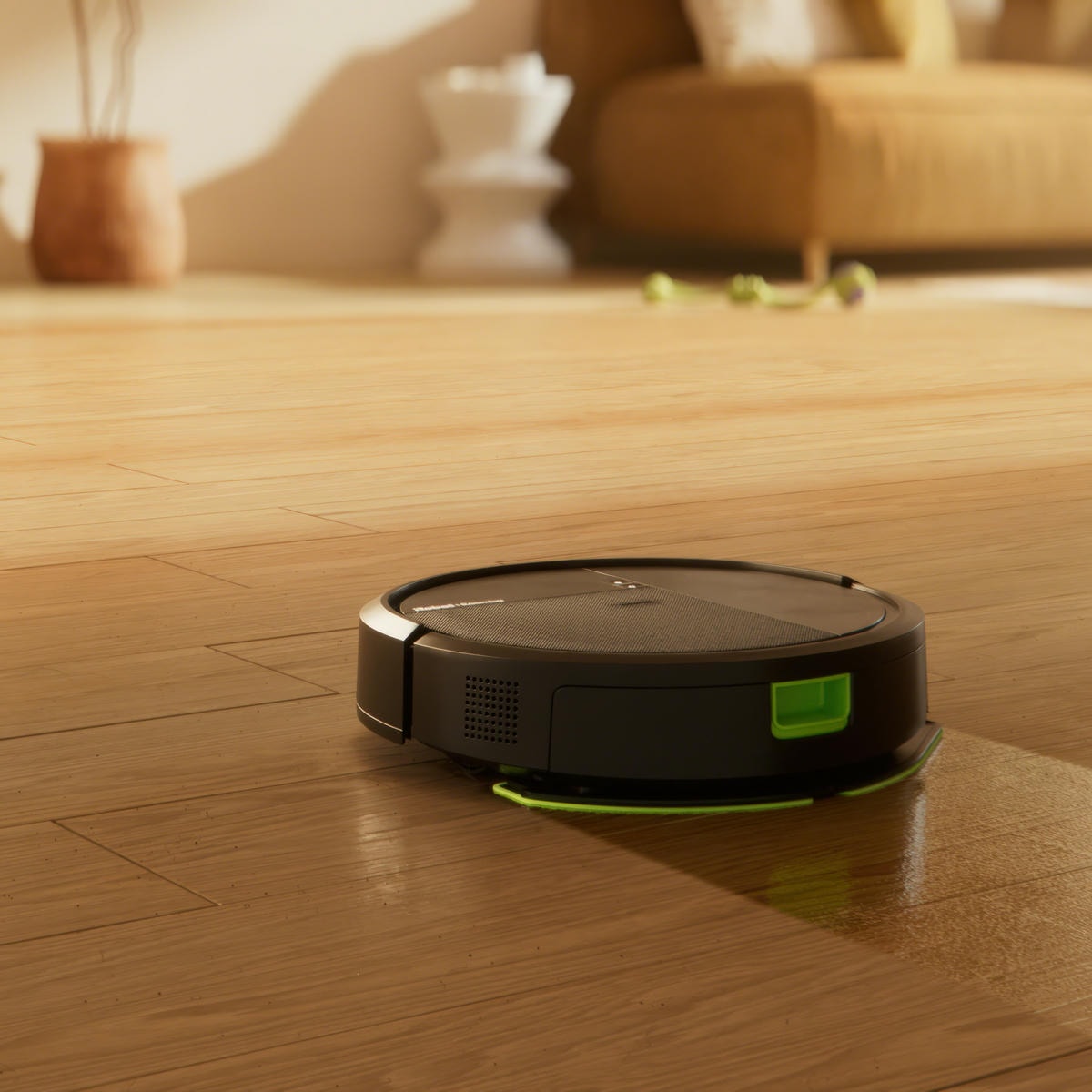 Roomba 115 Combo odkurza i&nbsp;mopuje panele w&nbsp;salonie, na drugim planie sofa i&nbsp;inne dekoracje