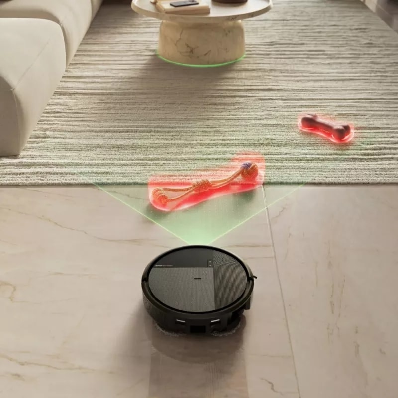 Robot Roomba 575 wykrywa przeszkody w salonie przed i na dywanie, na zdjęciu widoczny stolik i sofa