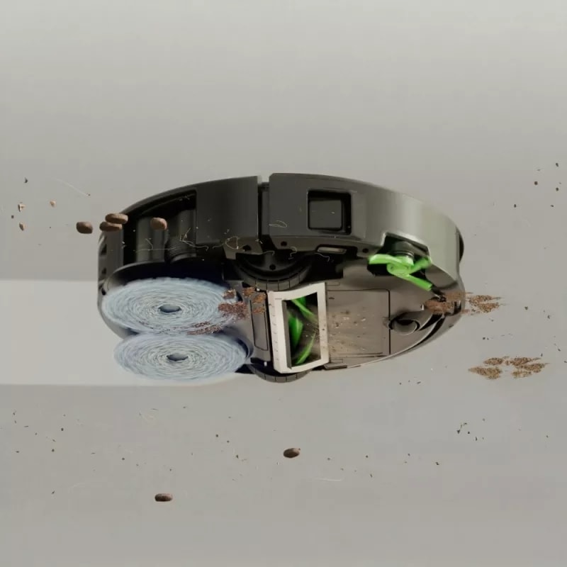 Robot Roomba 575 Combo pokazany od spodu jednocześnie mopuje i odkurza twardą podłogę 