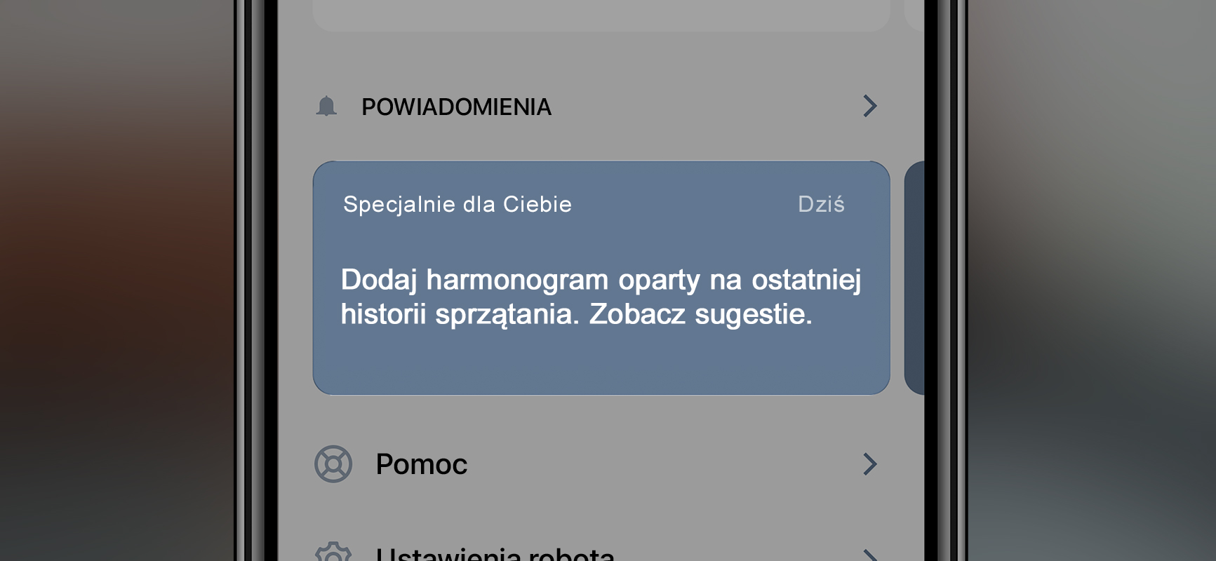 Aplikacja iRobot Home na ekranie smartfona wyświetla powiadomienie wynikające z potrzeb użytkownika