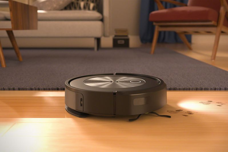 Odkurzaj i mopuj dzięki prostej wymianie pojemnika na brud Robot sprzątający iRobot Roomba Combo j5 odkurza i równoczesnie mopuje podłogę w salonie