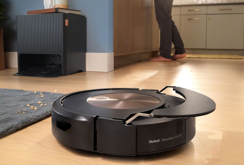 Robot sprzątający iRobot Roomba Combo j9+ unosi moduł mopujący po wykryciu dywanu w salonie