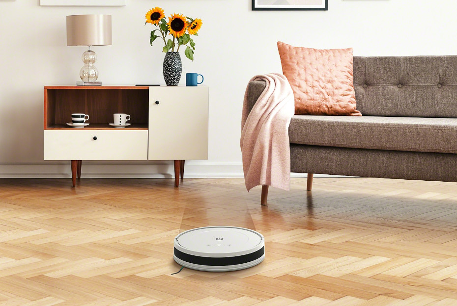 Robot odkurzający iRobot Roomba Essential odkurza i równoczesnie mopuje podłogę w salonie