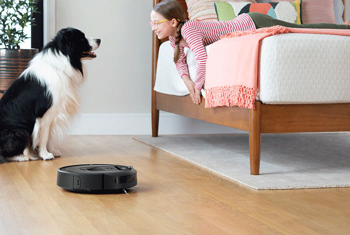 iRobot roomba z psem i dzieckiem