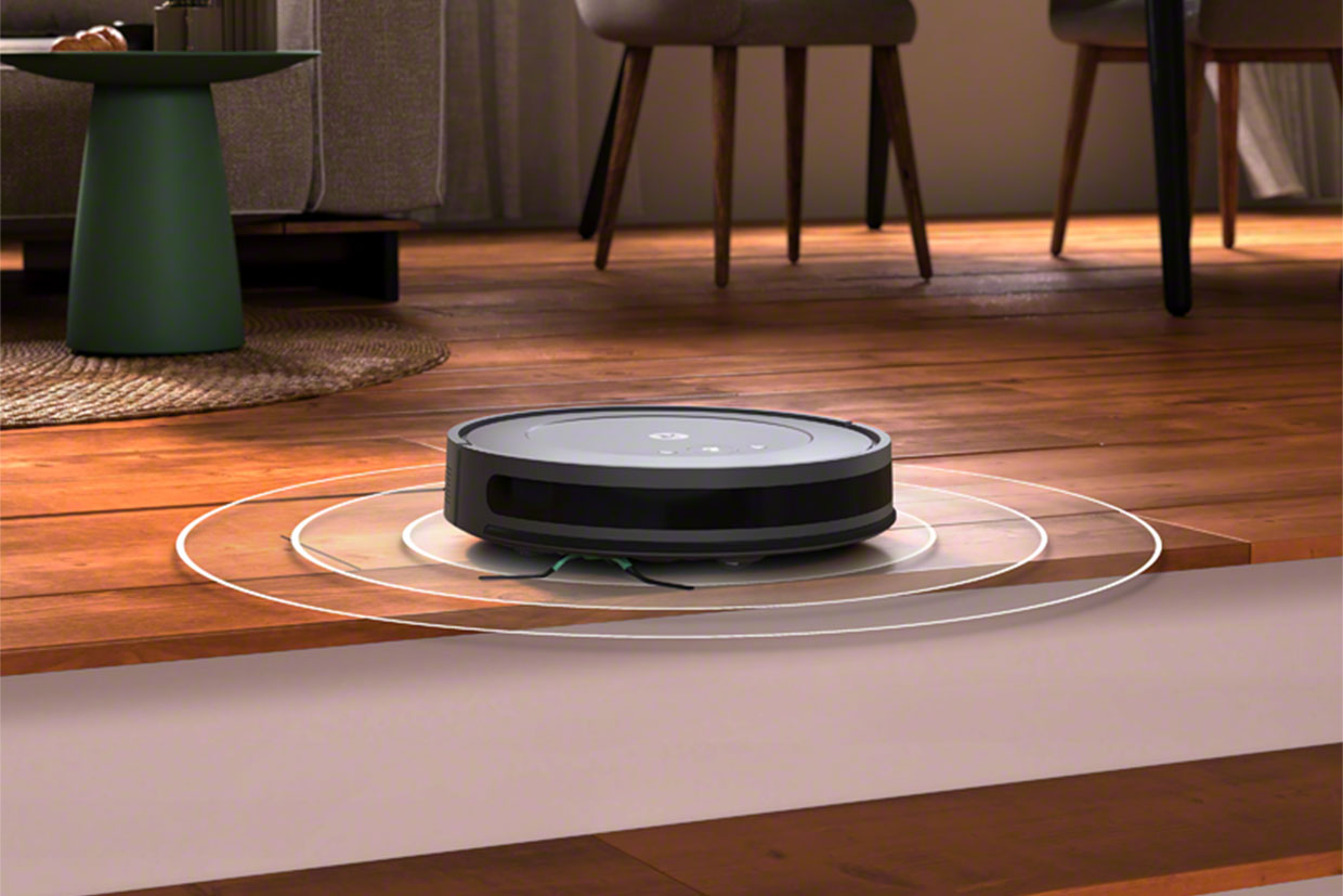 Robot odkurzający iRobot Roomba Essential odkurza brązową podłogę