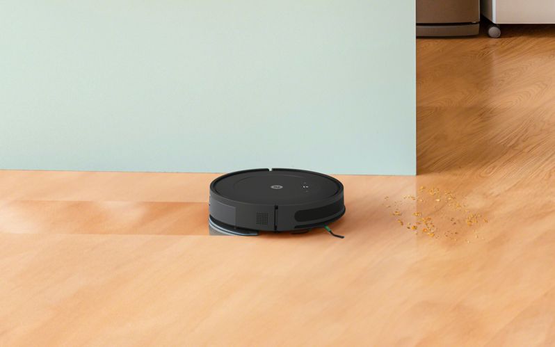 Robot odkurzający iRobot Roomba Essential odkurza i równoczesnie mopuje podłogę w kuchni