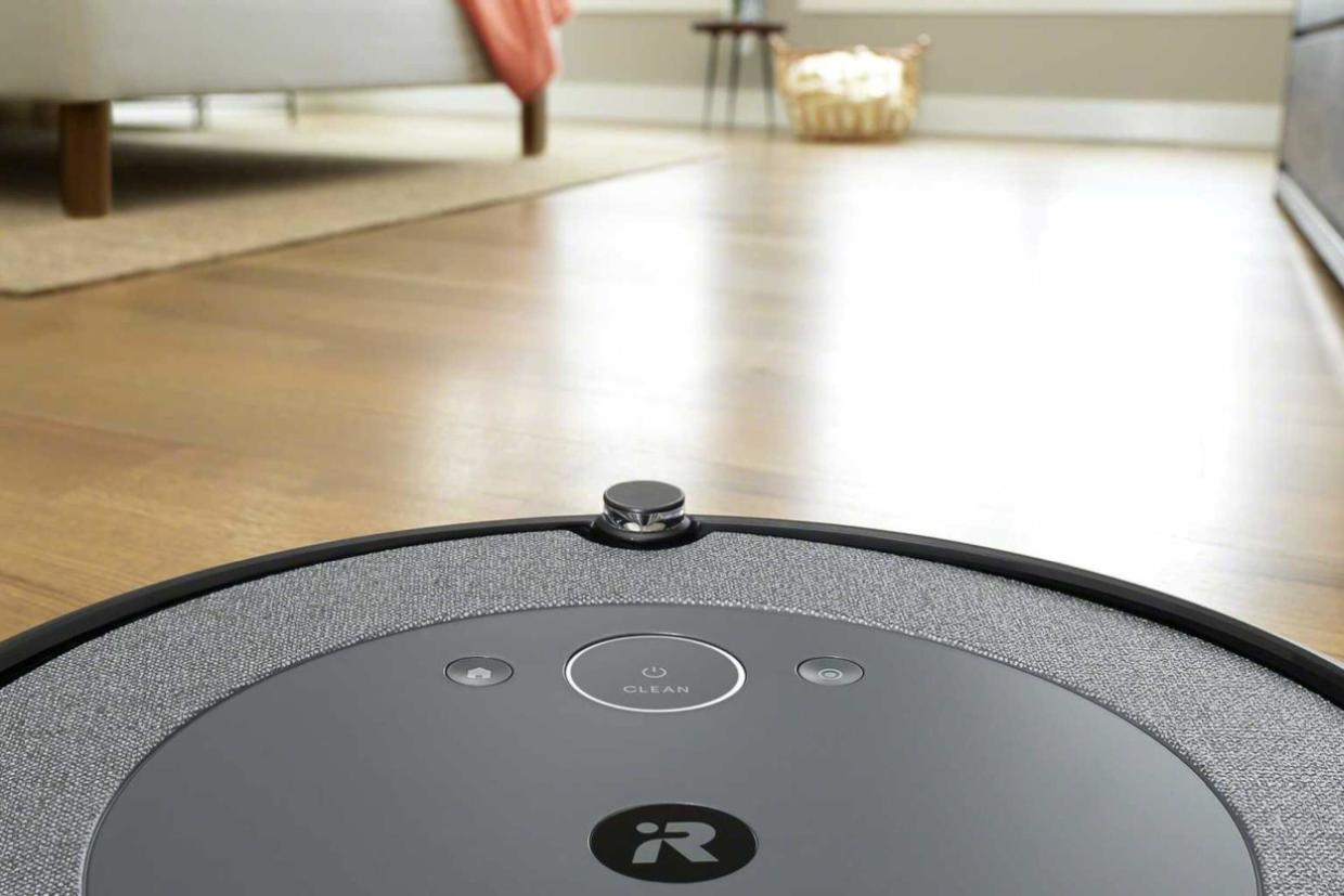 Robot odkurzająco-mopujący iRobot Roomba Combo i5 na parkiecie w salonie