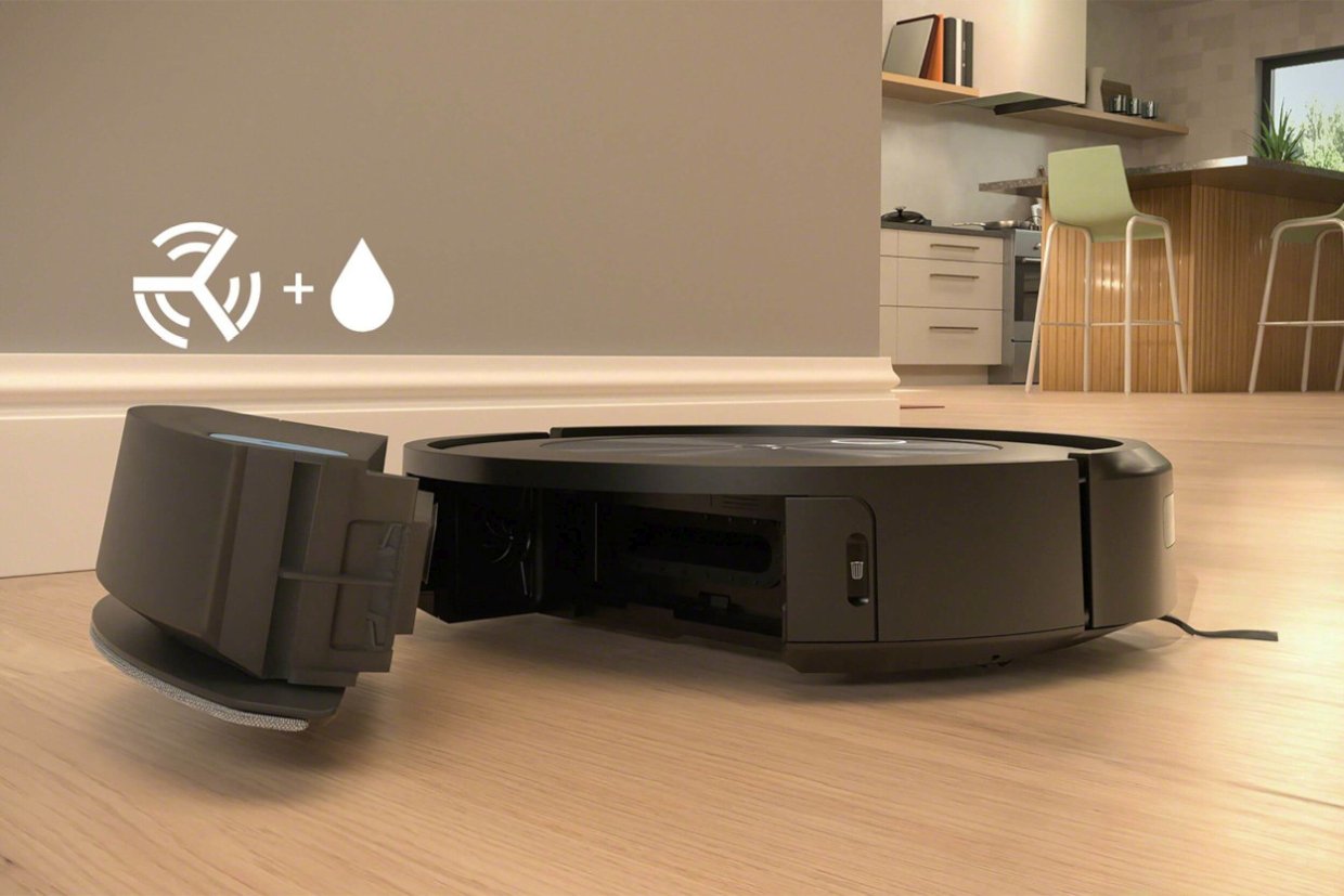 Robot odkurzająco-mopujący iRobot Roomba Combo j5 na parkiecie w salonie