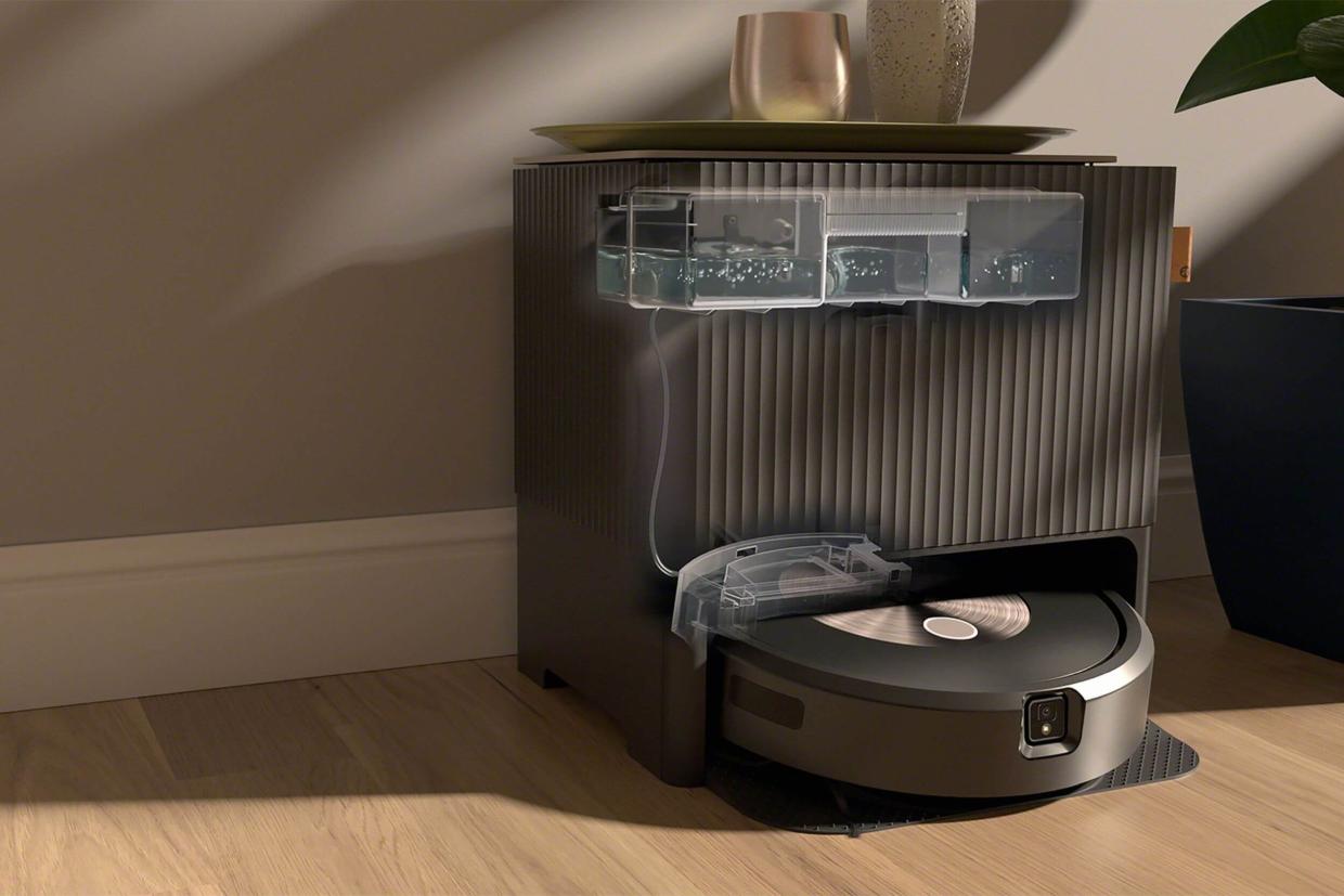 Nowy robot sprzątający iRobot Roomba Combo j9+ na podłodze w salonie