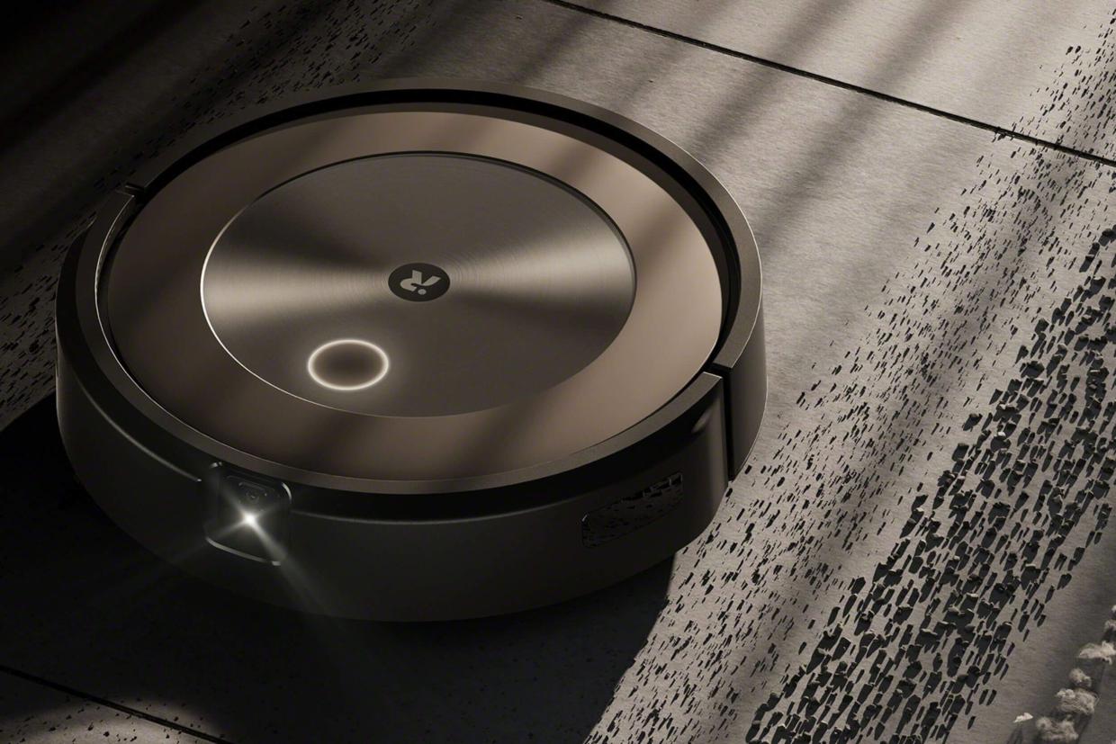 iRobot Roomba j9 odkurza podłogę w salonie